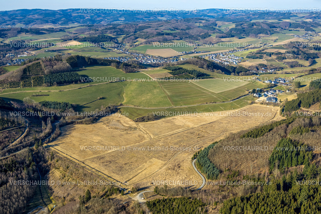 Lennestadt250309226Hachen | Luftbild, Mega-Solarpark auf Hachener Schlammteich geplant, Wiesen und Felder mit Brachfläche, Hachener Straße, Meggen, Lennestadt, Sauerland, Nordrhein-Westfalen, Deutschland