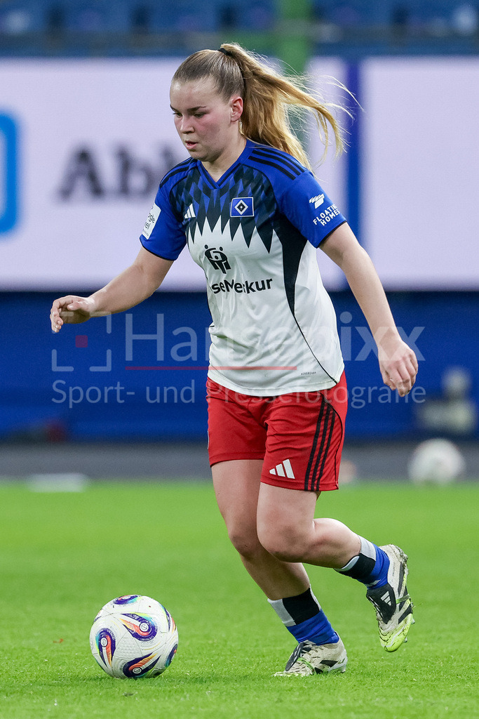 Fussball, Google Pixel Frauen-Bundesliga, Hamburger SV - 1. FC Köln | Svea Stoldt (Hamburger SV, 8) am Ball, Freisteller, Einzelbild, Ganzkörper, Aktion, Action, Spielszene, DIE DFB-RICHTLINIEN UNTERSAGEN JEGLICHE NUTZUNG VON FOTOS ALS SEQUENZBILDER UND/ODER VIDEOÄHNLICHE FOTOSTRECKEN. DFB REGULATIONS PROHIBIT ANY USE OF PHOTOGRAPHS AS IMAGE SEQUENCES AND/OR QUASI-VIDEO.