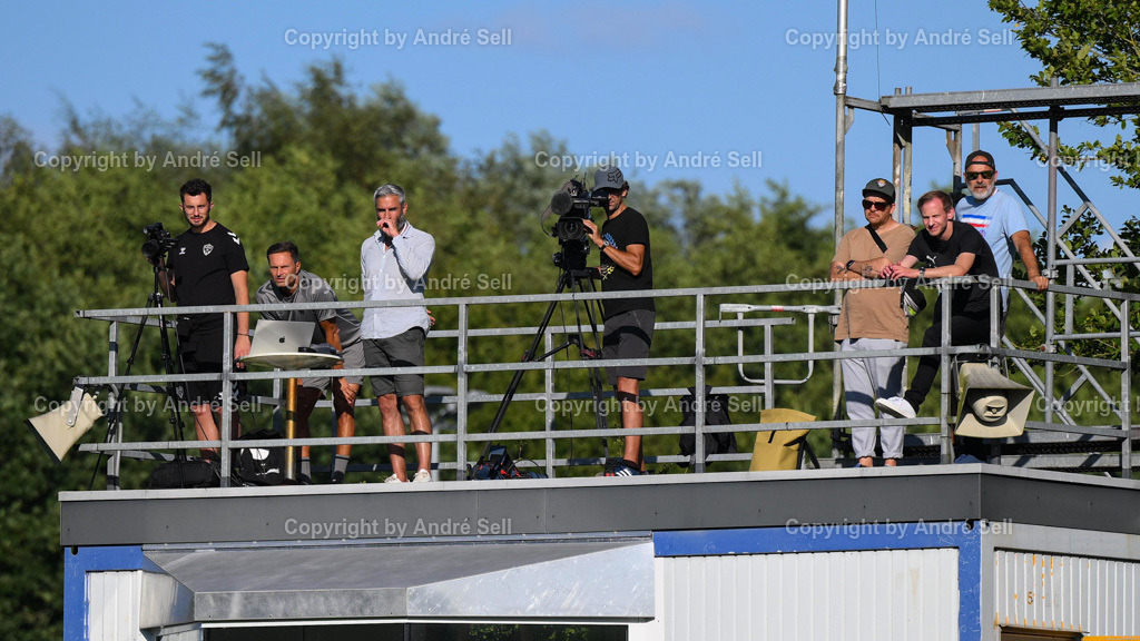 Holstein Kiel vs AS Saint-Etienne | TV auf dem SprecherturmTestspiel: Holstein Kiel vs AS Saint-Etienne / Citti Fussball Park - Projensdorf / Kiel / 10.08.24 - Realisiert mit Pictrs.com