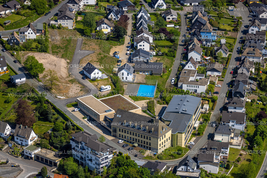 Meschede240505909 | Luftbild, St. Walburga-Realschule, An Klocken Kapelle, Baugebiet und Wohngebiet, Meschede-Stadt, Meschede, Sauerland, Nordrhein-Westfalen, Deutschland