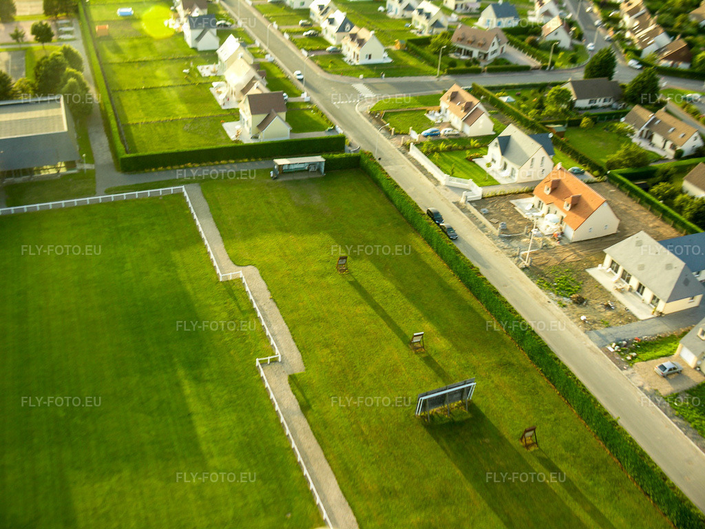 Vue aérienne: Vue de la ville à Villers-sur-Mer dans le département Calvados, France – .Photo: DSCN0555.jpg prise le 04/08/2005 par Werner Riehm/FLY-FOTO.eu – Résolution de l'original: 3264 x 2448 px