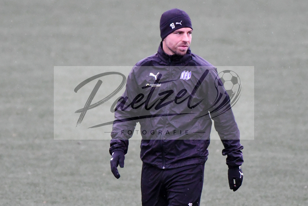 20200213_TRAOSN_0036 | Fussball, Herren: Kevin Wolze (VfL Osnabrueck) schaut waehrend der Trainingseinheit des VfL Osnabrueck im Sportpark Illoshoehe am 13.02.2020 in Osnabrueck, Deutschland. - Realisiert mit Pictrs.com