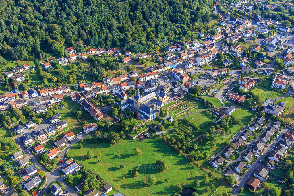 Luftbild: Ortsmitte mit Benediktinerabtei St. Mauritius Tholey mit Abteikirche und Klostergarten von Südwesten in Tholey im Bundesland Saarland in Deutschland.Foto: IMG_149679.jpg vom 06.09.2025 durch Werner Riehm/FLY-FOTO.deWWW.ABTEI-THOLEY.DEKlostergarten - Gemeinde Tholey