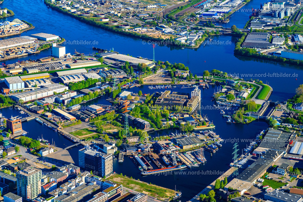 Hamburg_Harburg_Binnenhafen_ELS_0303270425_Kopie | HAMBURG 27.04.2025 Kaianlagen und Schiffs- Anlegestellen an den Hafenbecken an der Süderelbe in Hamburg, Deutschland. Weiterführende Informationen bei: Hafen Hamburg Marketing e.V. (HHM),  Handelshof Management GmbH,  Jöhnk Werft GmbH,  Stiftung Berufliche Bildung. // Quays and boat moorings at the port of the inland port on the southern Elbe in Hamburg, Germany. Further information at: Hafen Hamburg Marketing e.V. (HHM),  Handelshof Management GmbH,  Joehnk Werft GmbH,  Stiftung Berufliche Bildung. Foto: Martin Elsen