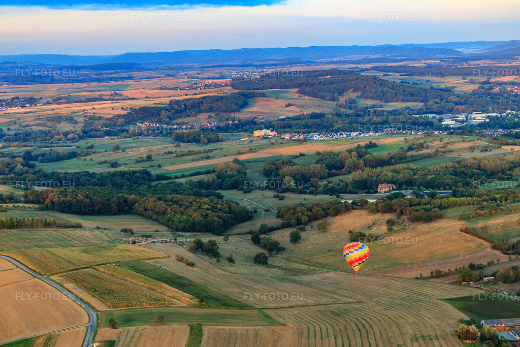 Vue aérienne: Montgolfière au-dessus des champs à Forstheim dans le département Bas Rhin, France.Photo: IMG_117766.jpg prise le 14/09/2019 par Werner Riehm/FLY-FOTO.euRésolution de l'original: 5472 x 3648 px