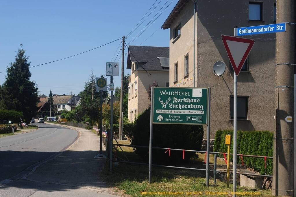 Geißmannsdorf-2026-Ortsbilder-480 | Geißmannsdorf bei Bischofswerda im Sommer 2026. Ein fotografischer Streifzug durch das Dorf Geißmannsdorf, mit Gebäuden, Straßen, Strohpuppen und geschmückten Vorgärten und Grundstücken anlässlich der 800-Jahr-Feier von Geißmannsdorf im Juni 2026 - Realisiert mit Pictrs.com