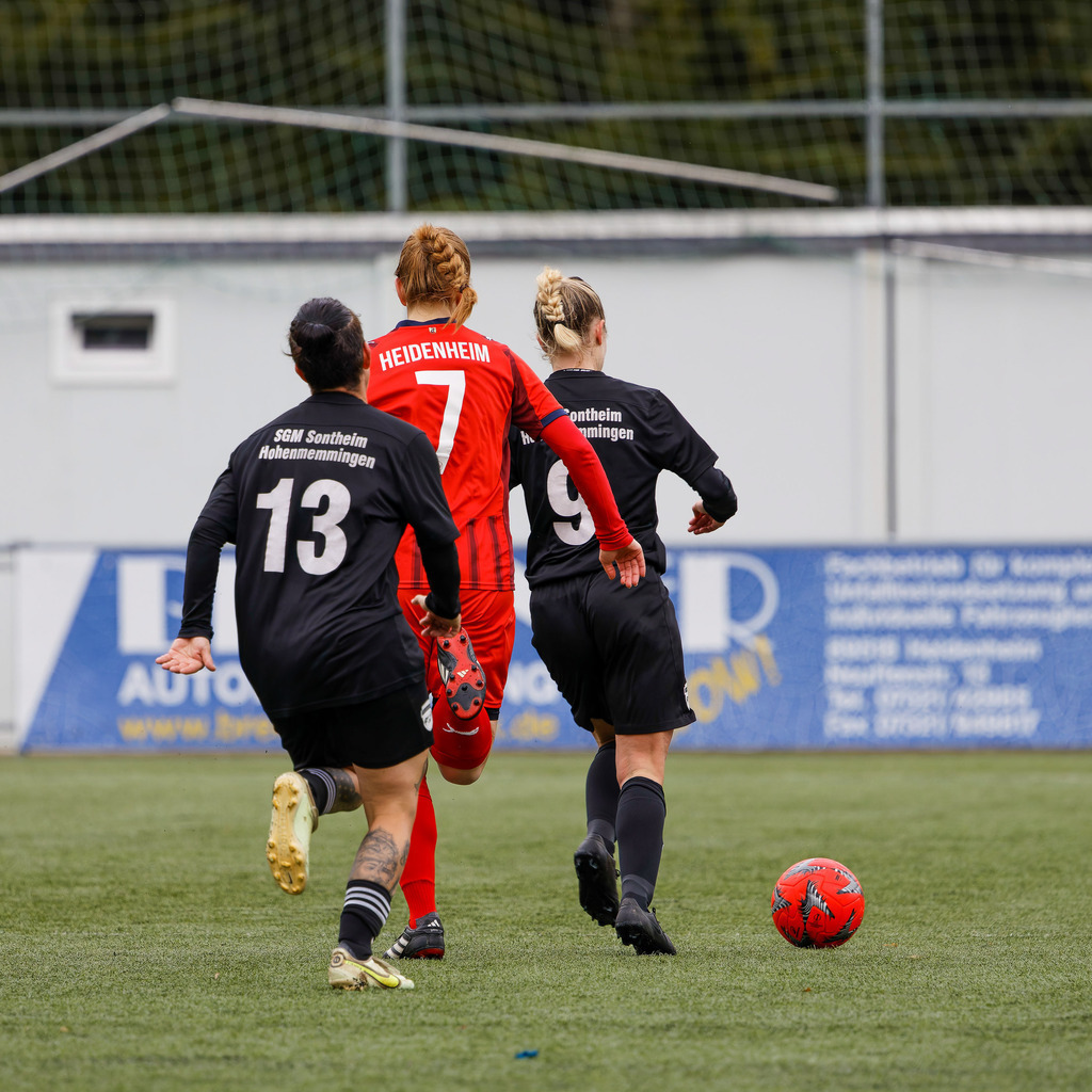 FCHHOH_251005_8186 | 1.FC Heidenheim 1846 II vs. SGM Hohenmemmingen/Sontheim, Fußball, Frauen, Bezirksliga, 2025/2026, 4. Spieltag, 05.10.2025 in Heidenheim, Kunstrasen b. Voith-Arena West(Foto: Michael Bulling) - Realisiert mit Pictrs.com