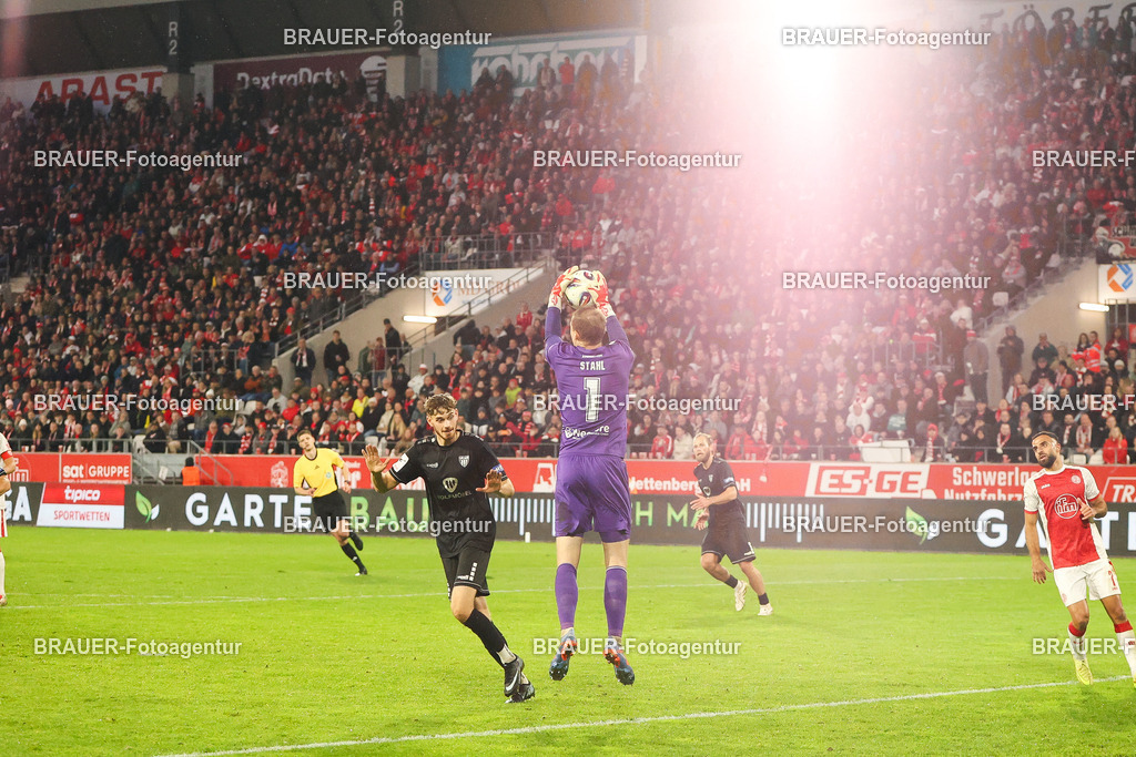 Rot-Weiss Essen - 1.Fc Schweinfurt | Essen, Deutschland, 02.11.2025 Toni Stahl (1.FC Schweinfurt)   Einzelaktion während des 3.Liga Spiels zwischen  Rot-Weiss Essen und 1.Fc Schweinfurt am 02.11.2025 im Stadion an der Hafenstraße in Essen. (Foto von Timo Bluhmki-Schmidt/Brauer Fotoagentur