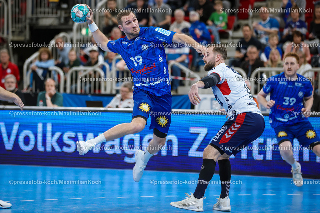 Due1HBL02062401007 | 02.06.2024, Handball, Düsseldorf, PSD-Bank Dome, Liqui Moly Handball Bundesliga, Spieltag 34, Saison 2023 2024, Bergischer HC - SG Flensburg-Handewitt: Tomas Babak (Bergischer HC) gegen Teitur Örn Einarsson (SG Flensburg-Handewitt)