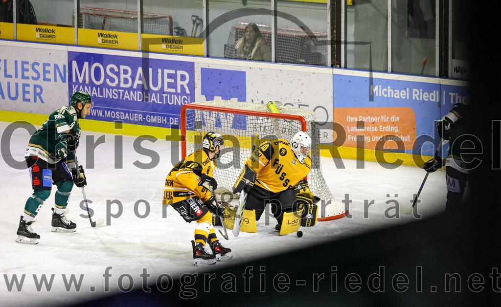 2026-02-27_063_TSV_Erding_gegen_EV_Fuessen | Erding, Deutschland, 27.02.2026:Eishockey, Oberliga Süd 2025 / 2026, 51. Spieltag, TSV Erding gegen EV Füssen, Endergebnis: 2:4Maximilian Forster (Erding Gladiators, #81), Jakob Peukert (EV Füssen, #27), Torwart Timotej Pancur (EV Füssen, #30)Foto: Christian Riedel / fotografie-riedel.net