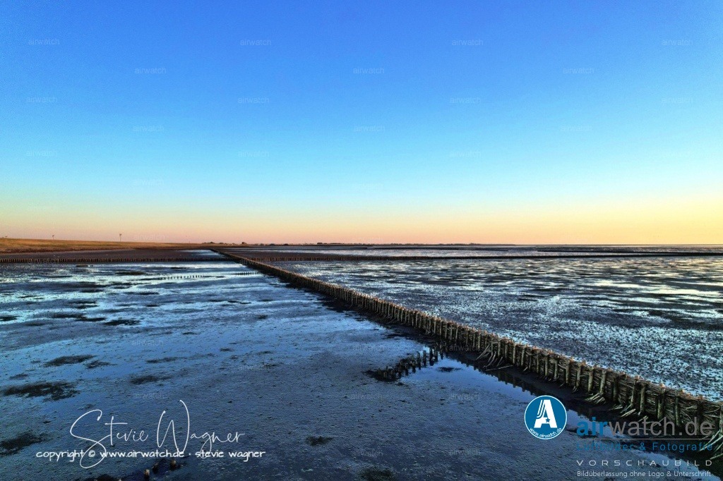 Nordsee, Nordfriesland, Beltringharderkoog, Luettmoorsee, Holmer Siel, Landgewinnung | Landgewinnung & Küstenschutz in Nordfriesland - Heute wird der Küstenschutz in Nordfriesland durch eine Kombination aus natürlichen Prozessen und menschlichen Eingriffen bestimmt. Die Landgewinnung wird nicht mehr als Hauptziel angesehen, sondern als Nebeneffekt des Küstenschutzes. Der Schwerpunkt liegt auf der Erhaltung und Verbesserung der bestehenden Küstenlinie, um die Orte und die Landwirtschaft vor Naturkatastrophen wie Sturmfluten und Erosion zu schützen.