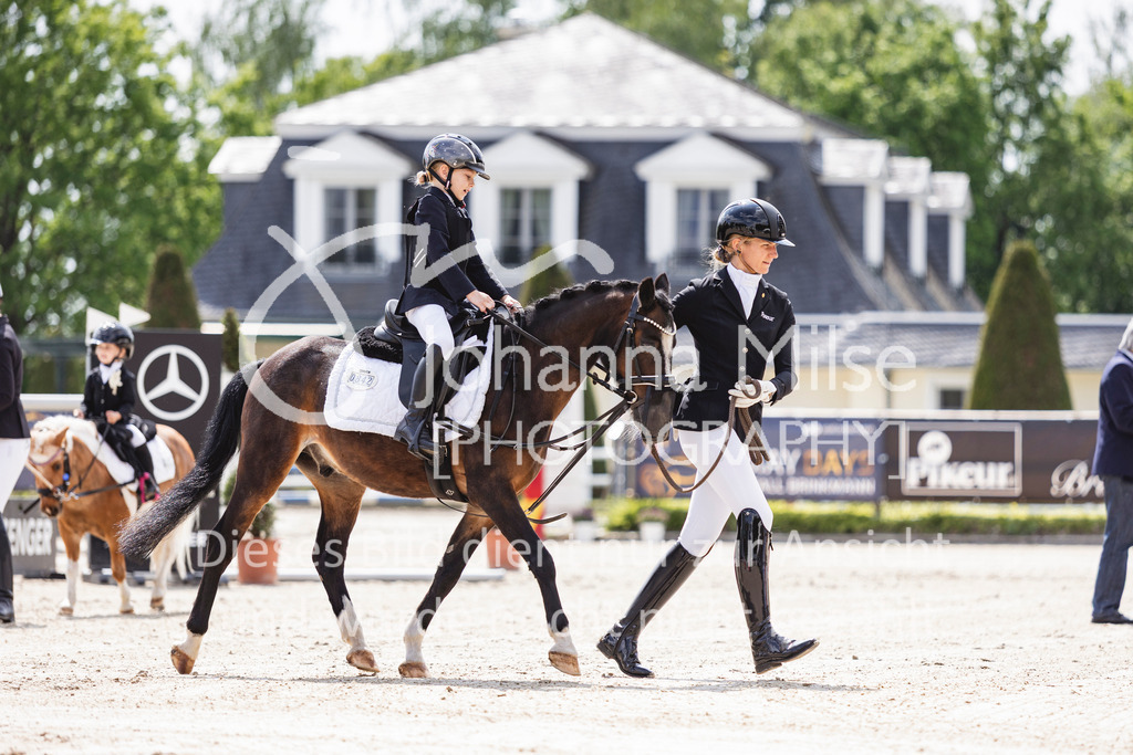 260509_PfSpTa_16_Führzügel-WB-611 | Deine schönsten Turniermomente als professionelle Fotos! Entdecke hochwertige Pferdesport-Fotografie im Online-Shop. Jetzt Fotos finden & bestellen!