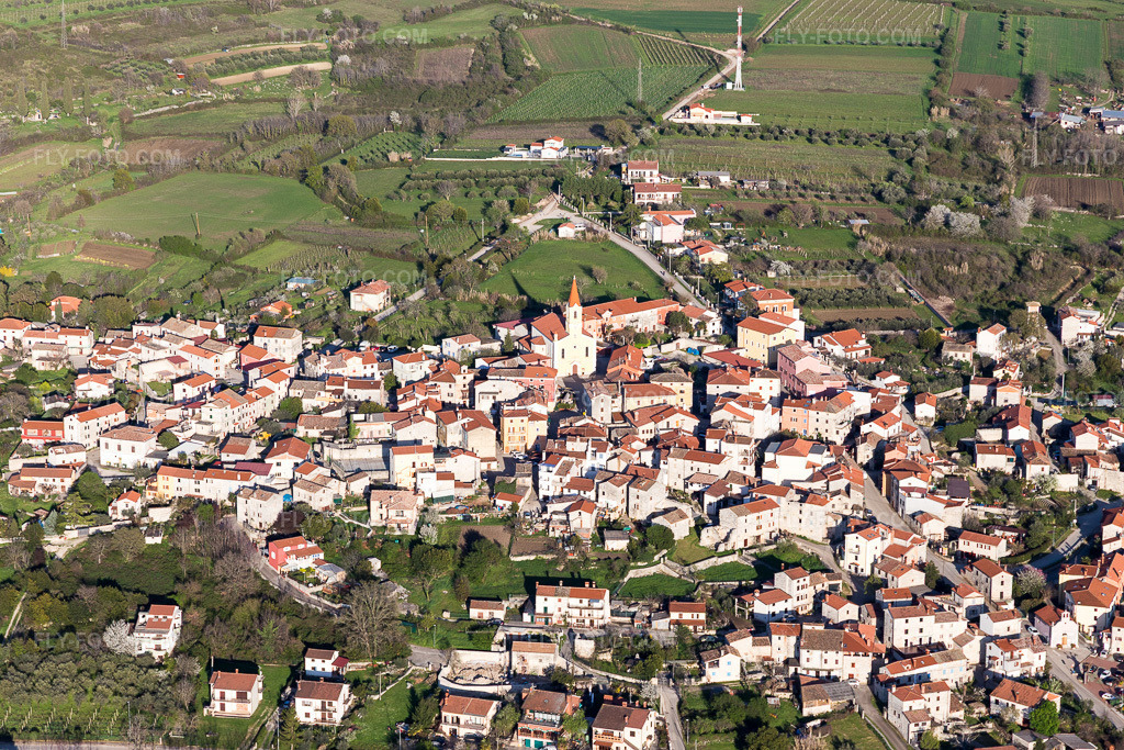 Aerial view: View of the town in Brtonigla in the state Gespanschaft Istrien, Croatia. – Photo: IMG_106115.jpg taken on 04/13/2018 by Werner Riehm/FLY-FOTO.com – Resolution of the original: 5472 x 3648 px