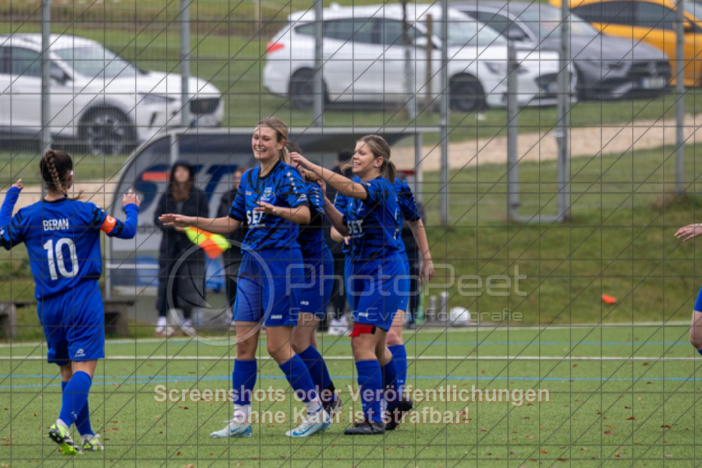 20251109_115119_0401 | #,TSV Eschenbach (blau) vs. ASV Eislingen (dunkelblau), Fussball, Frauen-Quali Bezirksliga - Bezirk Neckar/Fils, 08. Spieltag, Saison 2025/2026, Kunstrasenplatz, Schlater Straße, 73107 Eschenbach, 09.11.2025 - 11:00 Uhr,Foto: PhotoPeet-Sportfotografie/Peter Harich