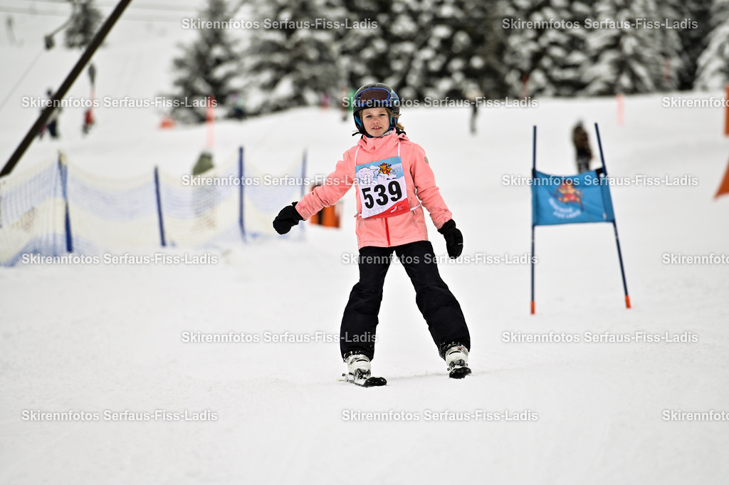 SRF_20.02.2026_0451 | Skirennfotos,Serfaus,Fiss,Ladis,Kinderskirennen,Winter,Tirol,Oberland,skirace,SFL,feelfree,weil wir's genießen,ski,Ski,skifahren,Sonnenplateau, - Realisiert mit Pictrs.com