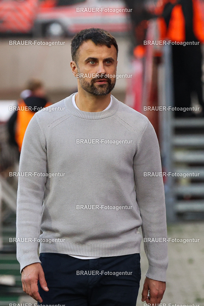 Rot-Weiss Essen - 1.Fc Schweinfurt | Essen, Deutschland, 02.11.2025 Alexander Rang (Rot-Weiss Essen) schaut während des 3.Liga Spiels zwischen  Rot-Weiss Essen und 1.Fc Schweinfurt am 02.11.2025 im Stadion an der Hafenstraße in Essen. (Foto von Timo Bluhmki-Schmidt/Brauer Fotoagentur