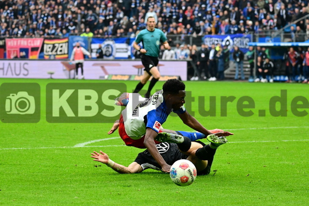 KBS Picture_HSV-Wolfsburg_010 | Lokonga Albert Sambi (HSV) wird im Strafraum gefoult von Koulierakis Konstantinos (VfL Wolfsburg) und es gibt Elfmeter ,Sportplatz :  Volksparkstadion, - Realisiert mit Pictrs.com