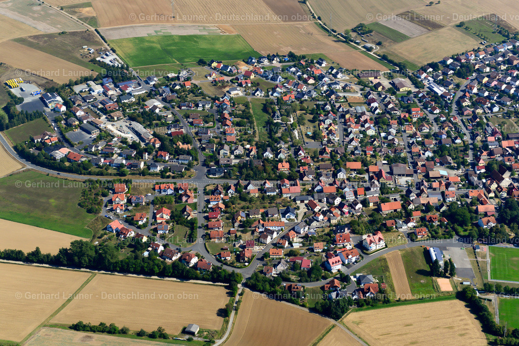3650545 | KLEINRINDERFELD 13.09.2016 Stadtansicht vom Stadtrand angrenzend an landwirtschaftliche Feldern  in Kleinrinderfeld im Bundesland Bayern, Deutschland // City view from the outskirts with adjacent agricultural fields  in Kleinrinderfeld in the state Bavaria, Germany Foto: Gerhard Launer