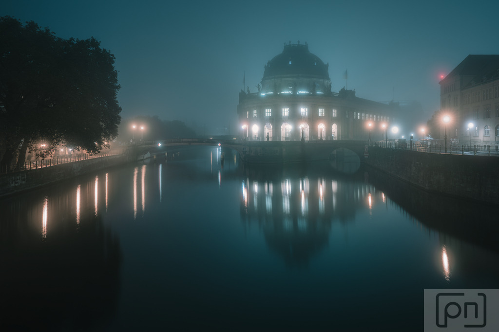 Wenn der Nebel die Mitte der Stadt einhüllt | Nebel in der Stadt verleiht Berlin eine geheimnisvolle Atmosphäre. Wenn der Nebel die Mitte der Stadt einhüllt, verwandelt sich die Metropole in eine neblige, märchenhafte Kulisse. Die hellen Straßenlaternen tauchen in Nebelschwaden, die die Silhouetten der Gebäude und Menschen verschwimmen lassen. 
