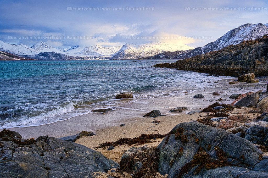 Norwegen - Sommaroy Insel im Winter - Sommarøy | Sommarøy ist eine malerische Insel westlich von Tromsø in Nordnorwegen. Bekannt für ihre weißen Sandstrände, das türkisfarbene Wasser und die spektakuläre arktische Landschaft, ist sie ein beliebtes Ziel für Naturfreunde, Fotografen sowie zur Beobachtung der Mitternachtssonne und der Nordlichter - Realisiert mit Pictrs.com
