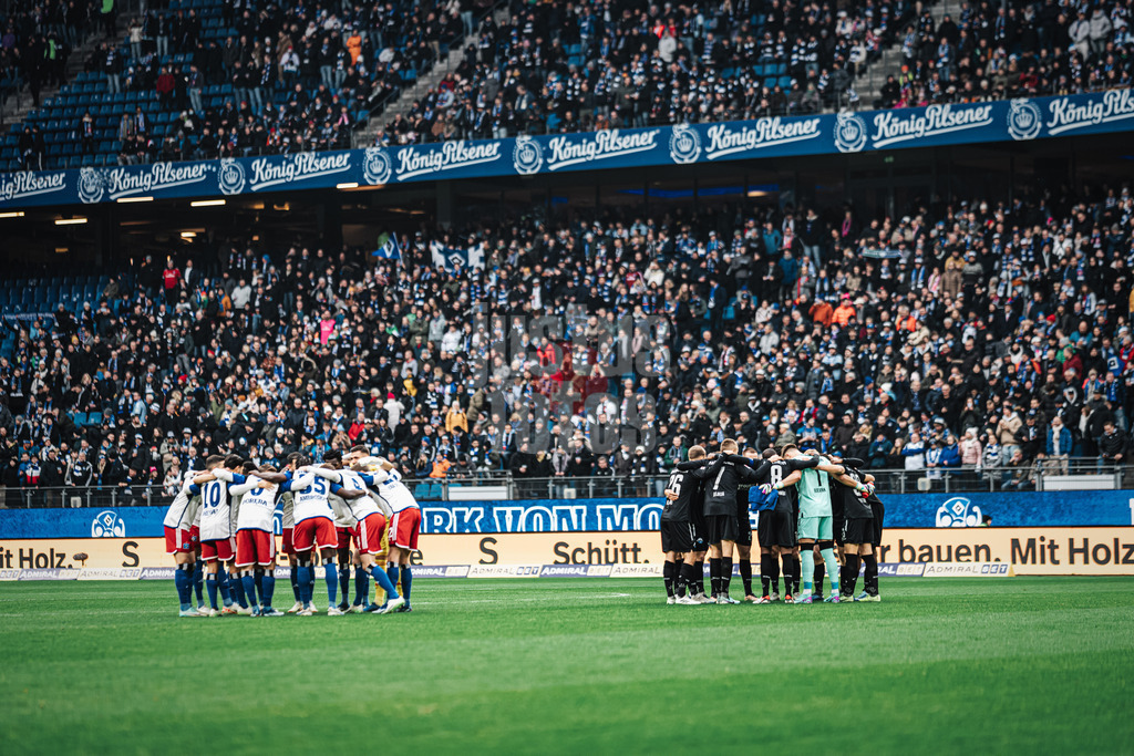 Fußball | Männer | Saison 2023/2024 | 2. Fußball-Bundesliga | 16. Spieltag | Hamburger SV vs. SC Paderborn 07 | 09.12.2023 | Die Teams bei der Besprechung vor dem Spiel