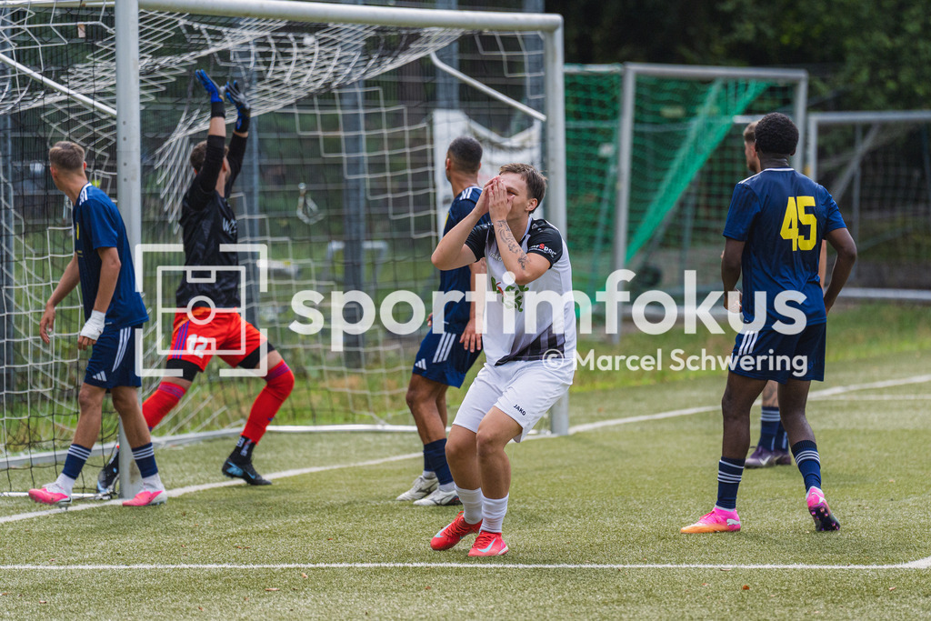 Wuppertaler Tennis-Stadtmeisterschaften | Florian Bost (TSV 05 Ronsdorf) enttäuscht nach einer vergebenen Chance. TSV 05 Ronsdorf gegen SC 1920 Oberhausen, Niederrheinpokal, 1. Runde, Kunstrasenplatz Sportplatz Parkstraße, Wuppertal, 09.08.2026. - Realisiert mit Pictrs.com