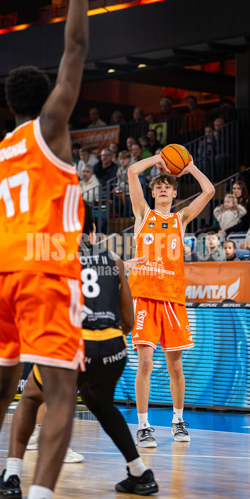 Basketball I Herren I Saison 2025-2026 I ProB Nord I 18. Spieltag I Rasta Vechta II - LOK Bernau-29 | Johannes Hellmann (6,Rasta Vechta II) such Etinosasere Armstrong Ehioghae (17,Rasta Vechta II) - Realisiert mit Pictrs.com