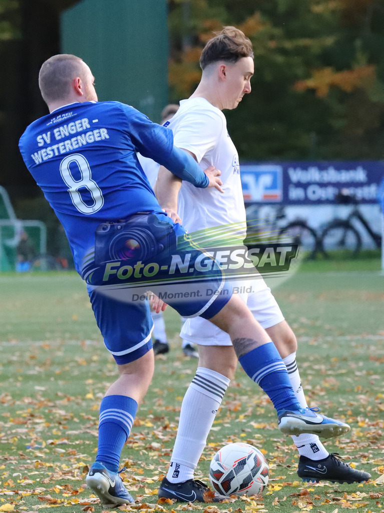 TuS Bruchmühlen - SV Enger-Westerenger | Auf dem Bild zu sehen: weiß TuS Bruchmühlen: Daniel Otto ; blau SV Enger-Westerenger: Yannik BüscherTuS Bruchmühlen, SV Enger-Westerenger, Saison 25/26, Kreisliga A, Bruchmühlen, Deutschland - Realisiert mit Pictrs.com