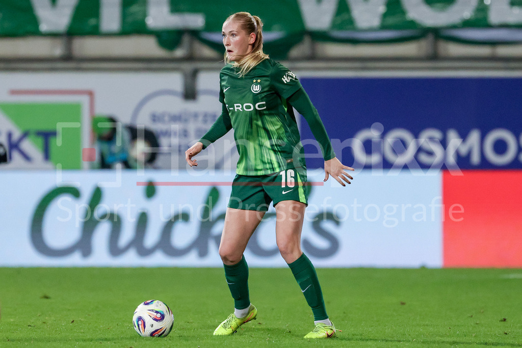 Fussball, Google Pixel Frauen-Bundesliga, VfL Wolfsburg - Hamburger SV | Camilla Küver (VfL Wolfsburg, 16) am Ball, Freisteller, Einzelbild, Ganzkörper, Aktion, Action, Spielszene, DIE DFB-RICHTLINIEN UNTERSAGEN JEGLICHE NUTZUNG VON FOTOS ALS SEQUENZBILDER UND/ODER VIDEOÄHNLICHE FOTOSTRECKEN. DFB REGULATIONS PROHIBIT ANY USE OF PHOTOGRAPHS AS IMAGE SEQUENCES AND/OR QUASI-VIDEO.