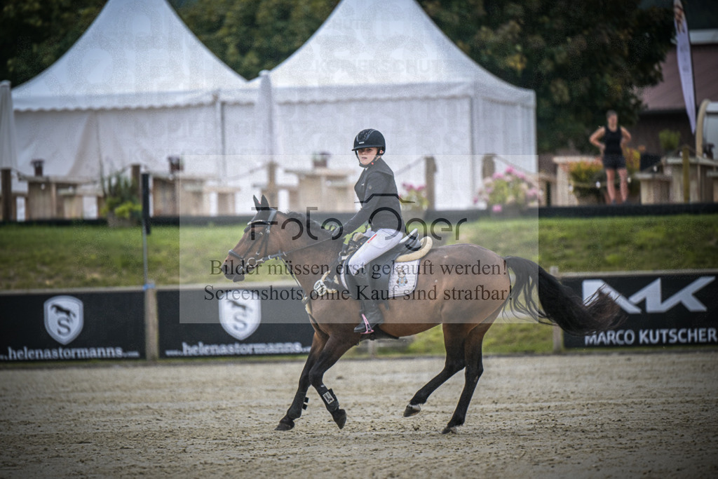 DOS_1223 | Entdecke hochwertige Reitturnierfotos von Foto Oger. Professionell, emotional und authentisch – jetzt Lieblingsmomente im Shop bestellen.Deutschlandweite Turnierfotografie. - Realisiert mit Pictrs.com