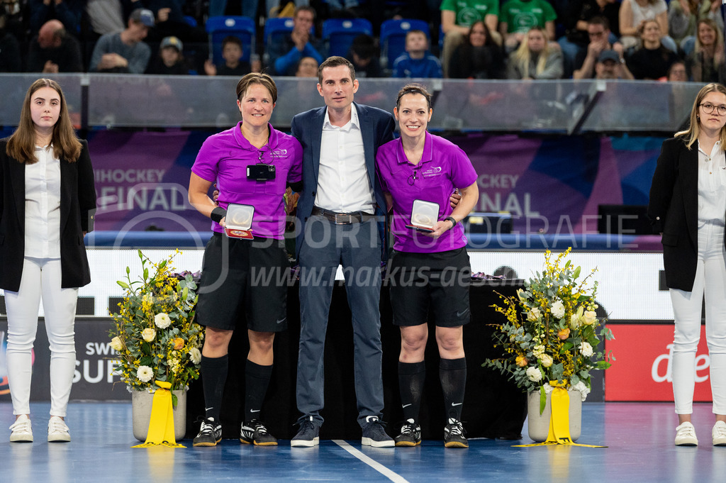 SV Wiler-Ersigen vs GC Unihockey - 23. April 2022 | SV Wiler-Ersigen vs GC Unihockey
Stimo Arena, Kloten
Auszeichnung der Schiedsrichterinnen Corina Wehinger und Sandra Zurbuchen.
Bild: Sportfotografie Markus Aeschimann | www.markus-aeschimann.ch - Realisiert mit Pictrs.com