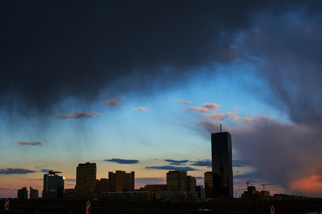Blick auf die Donaucity mit Gewitterhimmel | Wien, Austria - April 10, 2022: Blick auf die Donaucity mit Gewitterhimmel. - Realisiert mit Pictrs.com