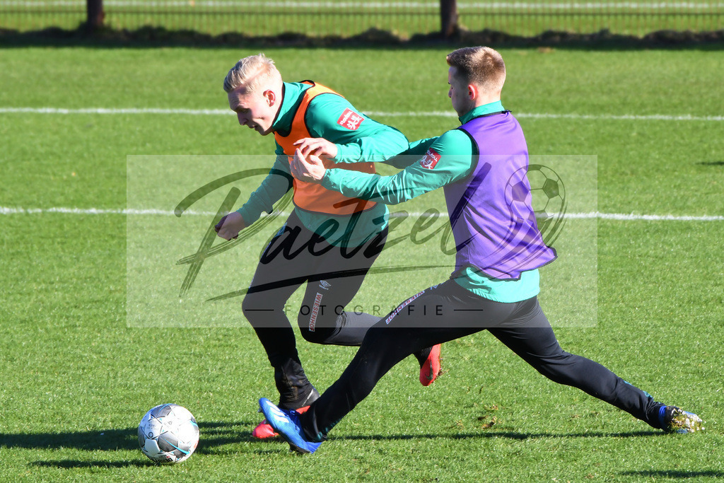 20200205_TRASVW_0097 | Fußball, Herren: Julian Rickmann (SV Werder Bremen II) und Johannes Eggestein (SV Werder Bremen) im Zweikampf waehrend der Trainingseinheit des SV Werder Bremen im Wohninvest Weserstadion am 05.02.2020 in Bremen, Deutschland. - Realisiert mit Pictrs.com
