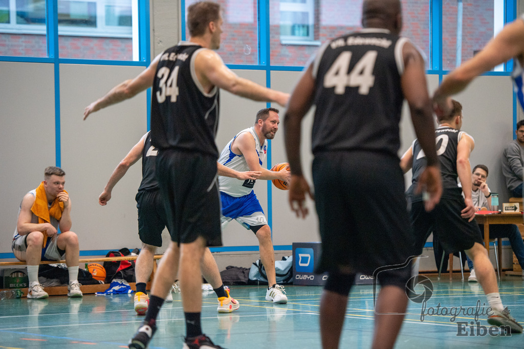 VFL Rastede 2-VfL Edewecht Wattworms | VFL Rastede II (weiß)-VfL Edewecht Wattworms (schwarz) am 18.02.2024; in Kleibrok (Sporthalle Zur-Windmühlen-Straße), Photo: Philip Eiben 2024 - Realisiert mit Pictrs.com