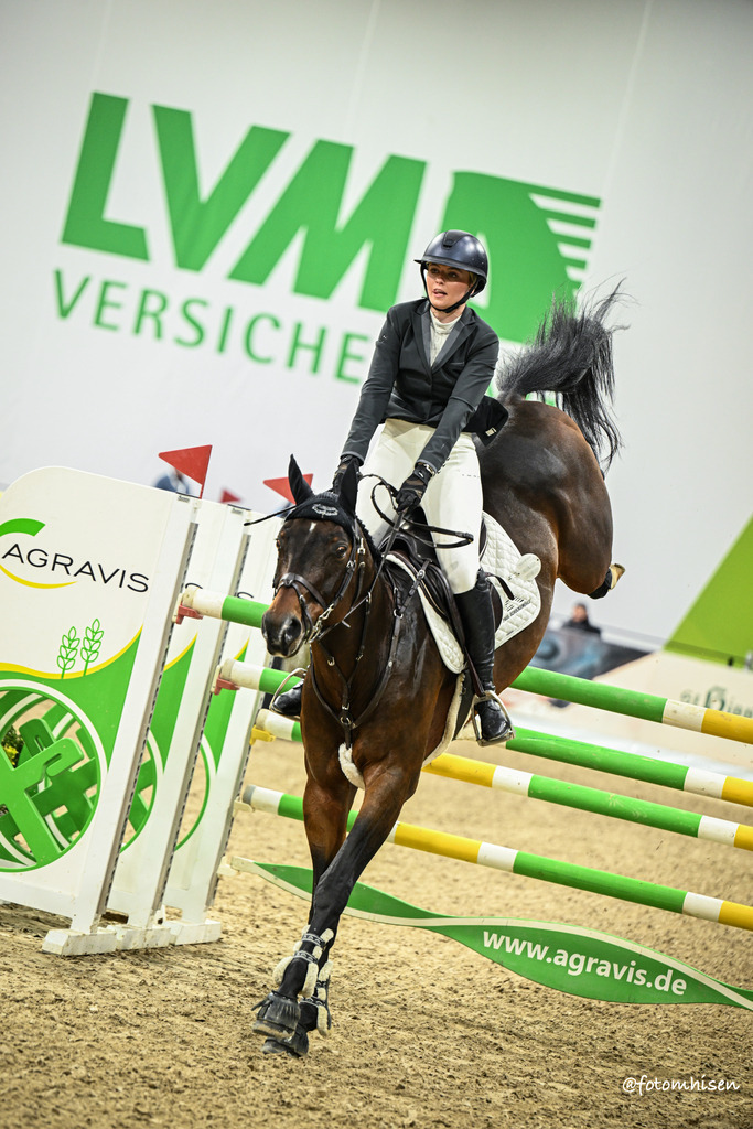 011125-15-149 | Foto Mhisen Pferdefotografie#, Reitturnier Frankfurt#  #Dressur und Springen
#Profi Pferdefotograf Reitturnier Fotograf 
#Sport Horses Photographer 
#equestrain photographer - Realisiert mit Pictrs.com