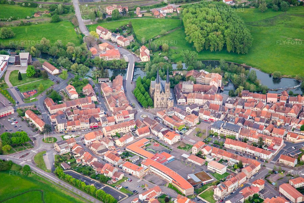 Vue aérienne: Église Saint-Martin (Cathédrale de la Sarre) à Sarralbe dans le département Moselle, France. Photo: IMG_140518.jpg prise le 30/04/2024 par Werner Riehm/FLY-FOTO.euRésolution de l'original: 5223 x 3482 pxSarralbe Trinit\xc3\xa9 de l\xe2\x80\x99Albe, toutes les informations sur la Communaut\xc3\xa9 de paroisses