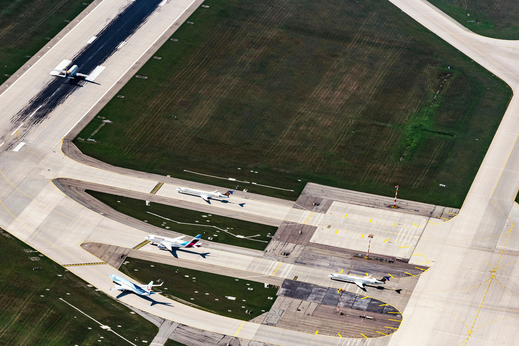 dr__0019919.jpg | MüNCHEN 18.09.2018 Start- und Landebahnen mit Rollwegen Hangaranlagen und Terminals auf dem Gelände des Flughafen in München im Bundesland Bayern, Deutschland. Weiterführende Informationen bei: Flughafen München GmbH. // Runway with hangar taxiways and terminals on the grounds of the airport in Munich in the state Bavaria, Germany. Further information at: Flughafen Muenchen GmbH. Foto: Daniel Reiter