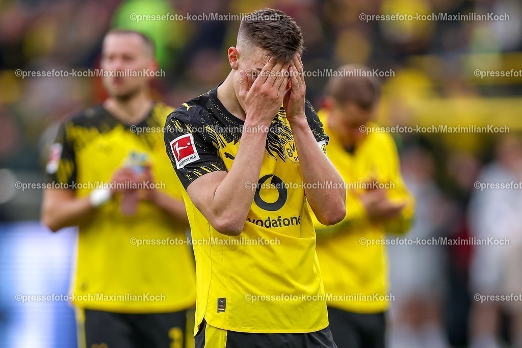 BVB11042601091 | 11.04.2026, Fußball, Borussia Dortmund - Bayer 04 Leverkusen, 1. Fußball Bundesliga, 29. Spieltag, Signal Iduna Park, Saison 2025 2026: Nico Schlotterbeck&nbsp;(BVB #04) versteckt das Gesicht hinter den Händen enttäuscht Enttäuschung nach der 0:1 Niederlage DFB regulations prohibit any use of photographs as image sequences and or quasi-video.
