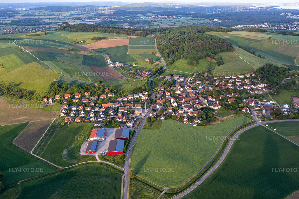 Luftbild: Duchtlingen im Ortsteil Duchtlingen in Hilzingen im Bundesland Baden-Württemberg in Deutschland. Foto: IMG_131827.jpg vom 25.05.2022 durch Werner Riehm/FLY-FOTO.deWWW.HILZINGEN.DE