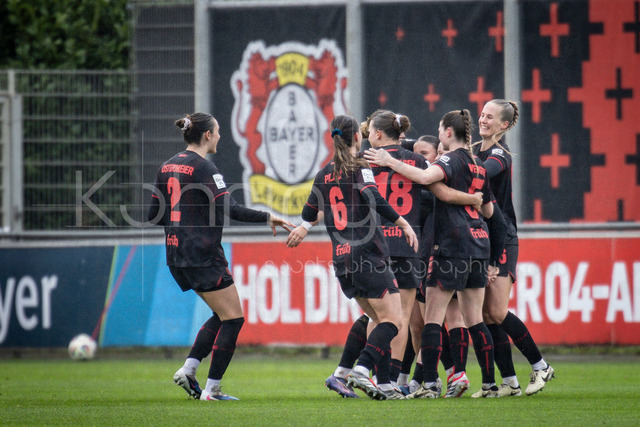 Frauen Fußball-Bundesliga; Bayer 04 Leverkusen - 1. FC Nürnberg, 31.01.2026 | Torjubel: Vanessa Fudalla (Bayer 04 Leverkusen, 21) trifft zum 1:0; Bayer 04 Leverkusen - 1. FC Nürnberg an Spieltag 16 der Google Pixel Frauen-Bundesliga am 31.01.2026 im Ulrich-Haberland-Stadion in Leverkusen (Nordrhein-Westfalen). DFL REGULATIONS PROHIBIT ANY USE OF PHOTOGRAPHS AS IMAGE SEQUENCES AND/OR QUASI-VIDEO.