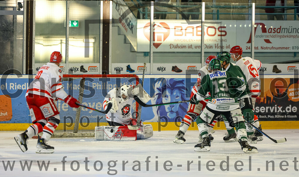 2023-09-10_037_TSV_Erding_gegen_EHC_Klostersee | Erding, Deutschland, 10.09.2023:
Eishockey, Bayernliga 2023 / 2024, Testspiel, TSV Erding gegen EHC Klostersee, Endergebnis: 10:1

Matthias Baumhackl (EHC Klostersee, #19), Torwart Daniel Arendas (EHC Klostersee, #3), Sebastian Sterr (EHC Klostersee, #97), Michael Franz (Erding Gladiators, #13), Jan Fiedler (EHC Klostersee, #15)

Foto: Christian Riedel / fotografie-riedel.net