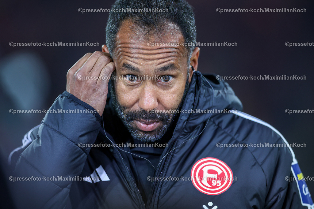 Due0911240109602097 | 09.11.2024, Fußball, Fortuna Düsseldorf - SC Paderborn 07, 2. Bundesliga, Merkur Spiel-Arena, Saison 2024 2025: Cheftrainer Daniel Thioune (Trainer Fortuna Düsseldorf) DFB regulations prohibit any use of photographs as image sequences and or quasi-video.