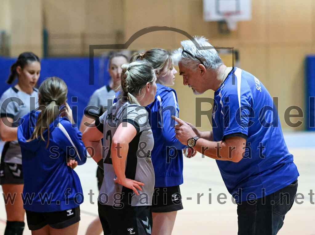 2022-11-12_053_SpVgg_Altenerding_II_gegen_SC_Kirchdorf | Erding, Deutschland, 12.11.2022:
Handball, Bezirksliga Frauen Altbayern 2022 / 2023, 5. Spieltag, SpVgg Altenerding II gegen SC Kirchdorf, Endergebnis: 24:19

Susanne Bichlmeier (SC Kirchdorf, #2), Trainer Peter Heun (SC Kirchdorf)

Foto: Christian Riedel / fotografie-riedel.net