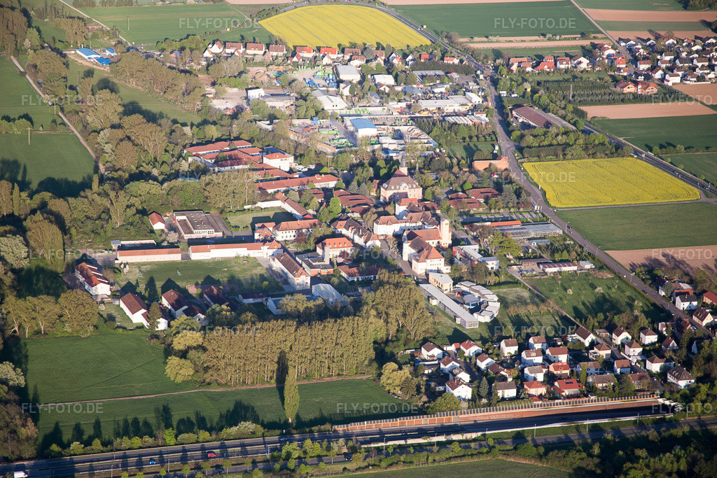 Luftbild: Ortsansicht im Ortsteil Queichheim in Landau im Bundesland Rheinland-Pfalz in Deutschland. Foto: IMG_077457.jpg vom 21.04.2015 durch Werner Riehm/FLY-FOTO.de