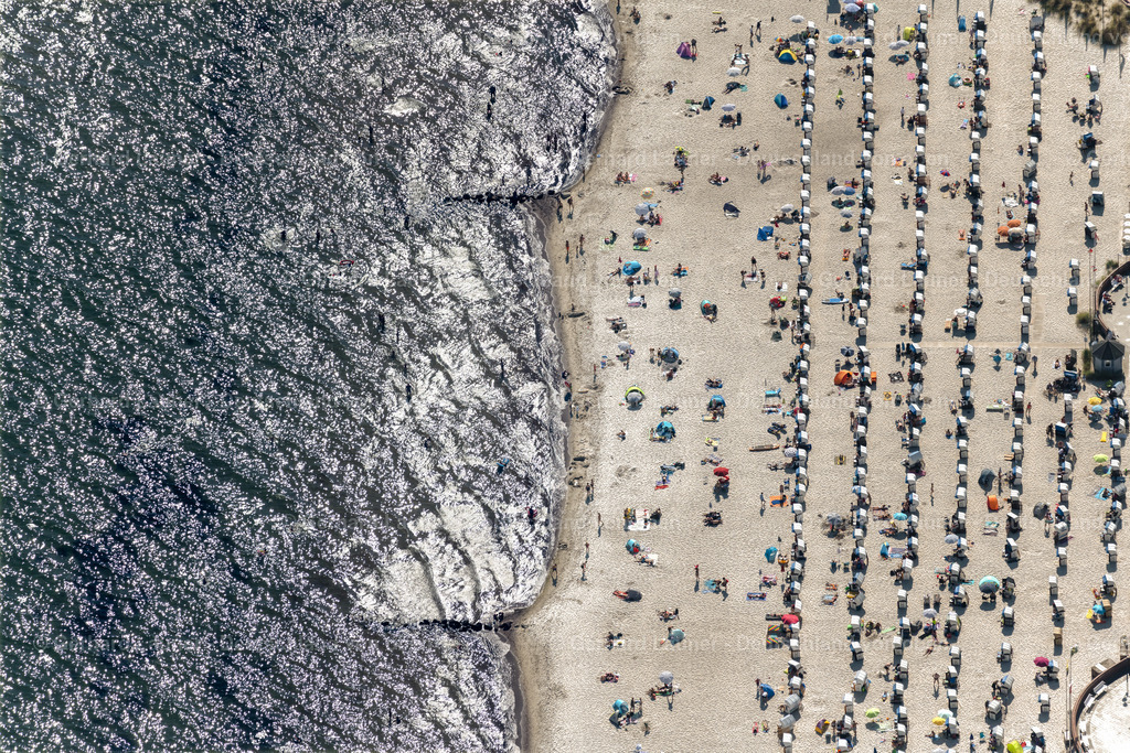9200000 | GRöMITZ 07.08.2020 Strandkorb- Reihen am Sand- Strand im Küstenbereich in Grömitz im Bundesland Schleswig-Holstein, Deutschland. // Beach chair on the sandy beach ranks in the coastal area in Groemitz in the state Schleswig-Holstein, Germany. Foto: Gerhard Launer