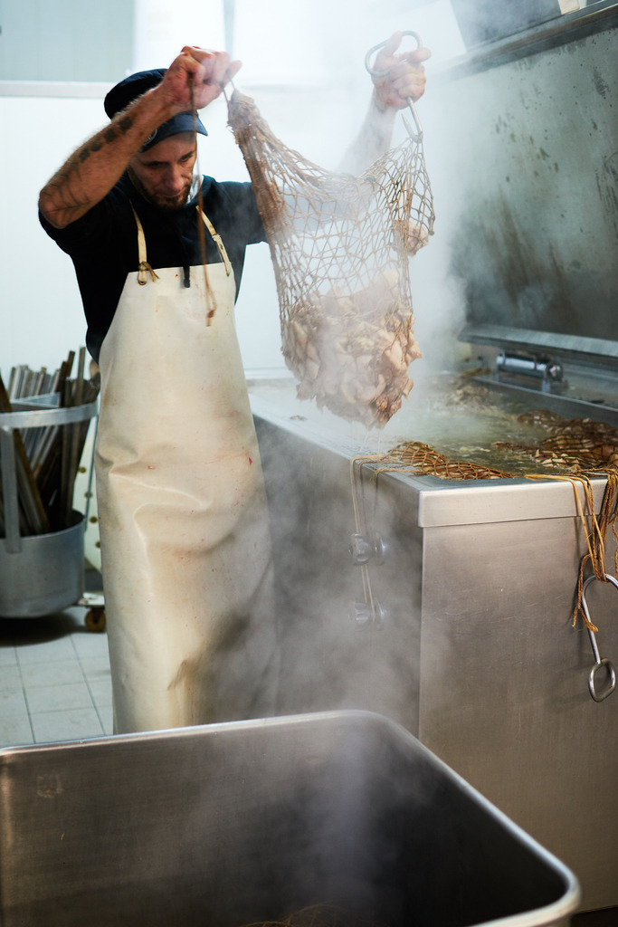Fleischerei Dormayer | Langenzersdorf, Austria - February 12, 2019: Fleischerei Dormayer - Blutwurst Herstellung; fertig gekochtes Fleisch aus der Suppe. - Realisiert mit Pictrs.com