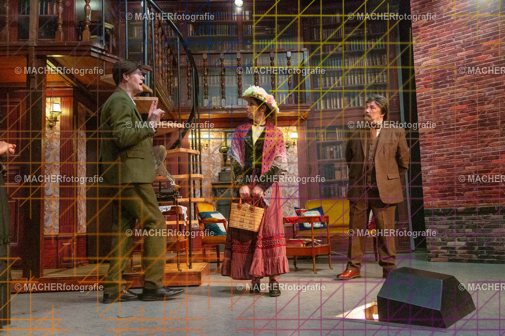 115_MFL-2025 | Portraitbilder von Regisseur; Darsteller; Techniker; Maske; Kostüme; Chor; Musiker; Bilderserie der Generalprobe und der Premierenvorstellung, Szenenbilder; Ausdrucksstudien; Bühnenüberblick; Bühnenkulissen; Pressefotos inkl. Redaktionsfoto Darstellergruppe.