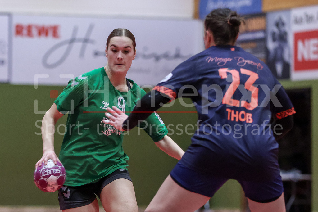Handball, 2. Bundesliga Frauen, SV Werder Bremen - 1. FSV Mainz 05 | v.li.: Luca Schumacher (SV Werder Bremen, 9) und Lena Thoß (1. FSV Mainz 05, 23) im Zweikampf, Duell, Spielszene, Aktion, Action