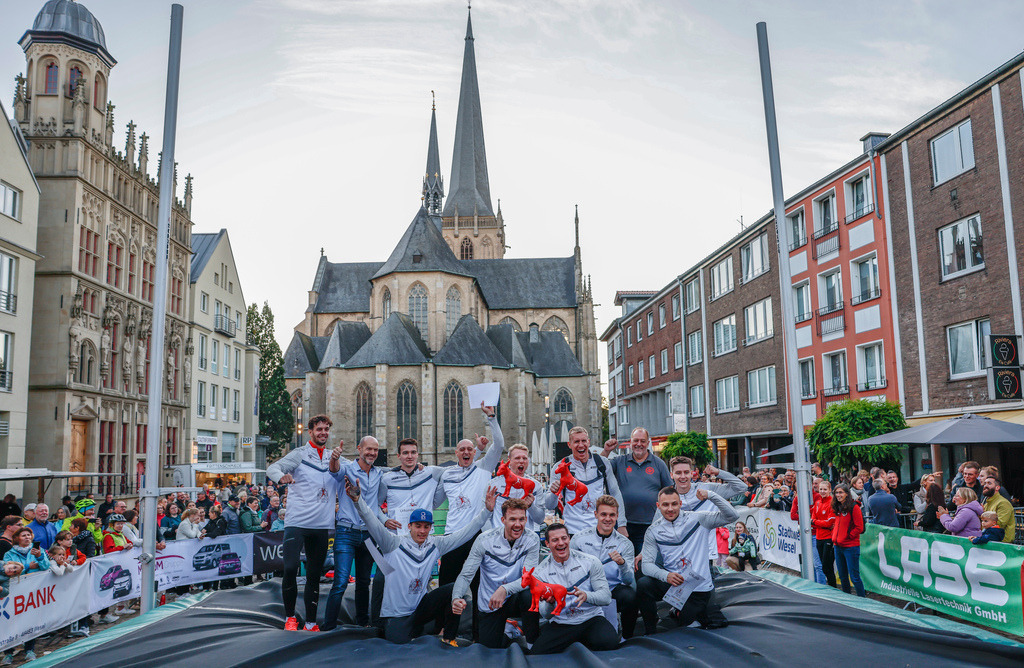 top-top.de 240913-238 | Foto, Video, Fotografie, Videografie, Fotobox, DJ, Discjockey, Musik, Musikbox, Veranstaltung, Photobooth, Amazon, Ebay, Buchtipp, Bestseller, Autor, Verlag, Buch, Wesel, Hamminkeln, NRW, Dinslaken, Rees, Drohne, Hochzeit, Party, Fotobox, Wesel, Fotograf