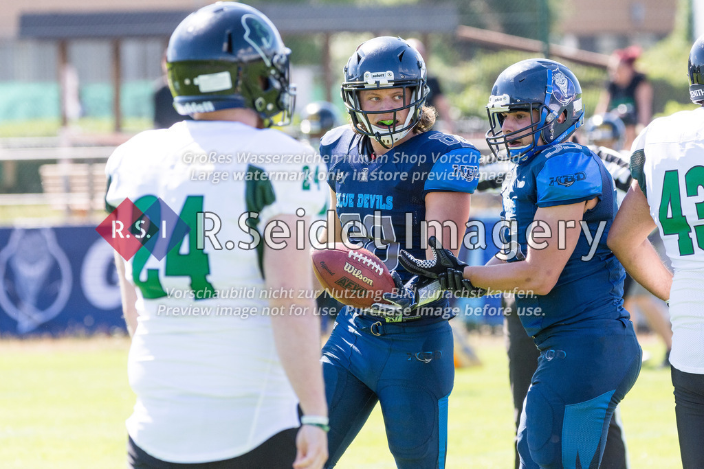 American Football, Saison 2022, Regionalliga Nord, Hamburg Blue Devils - Oldenburg Knights, Dr.-Hermann-Schnell-Sportplatz (Hamburg), 06.08.2022, 07. Gameweek | Vincent Woywod (#88, Blue Devils, DB), Nico Hentschel (#35, Blue Devils, LB)